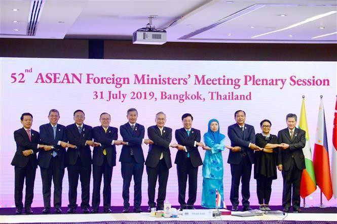 Delegación vietnamita, encabezada por el viceprimer ministro y canciller, Pham Binh Minh, participa en la 52 Conferencia Ministerial de Relaciones Exteriores de la ASEAN en Bangkok. (Foto: VNA)