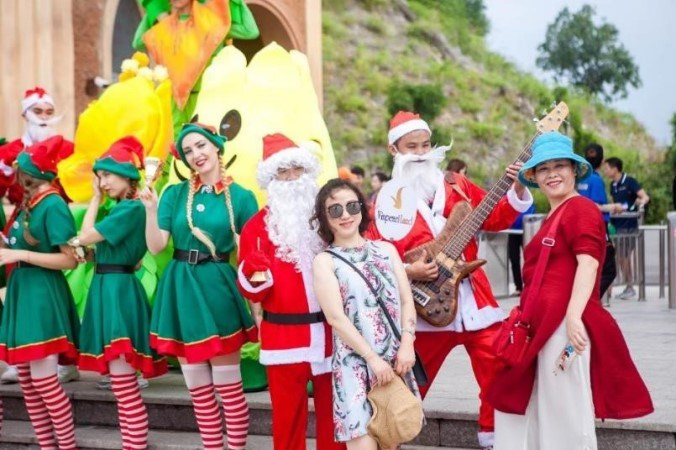 Disfrutan los visitantes de la belleza de la exposición. Fuente: VietnamPlus