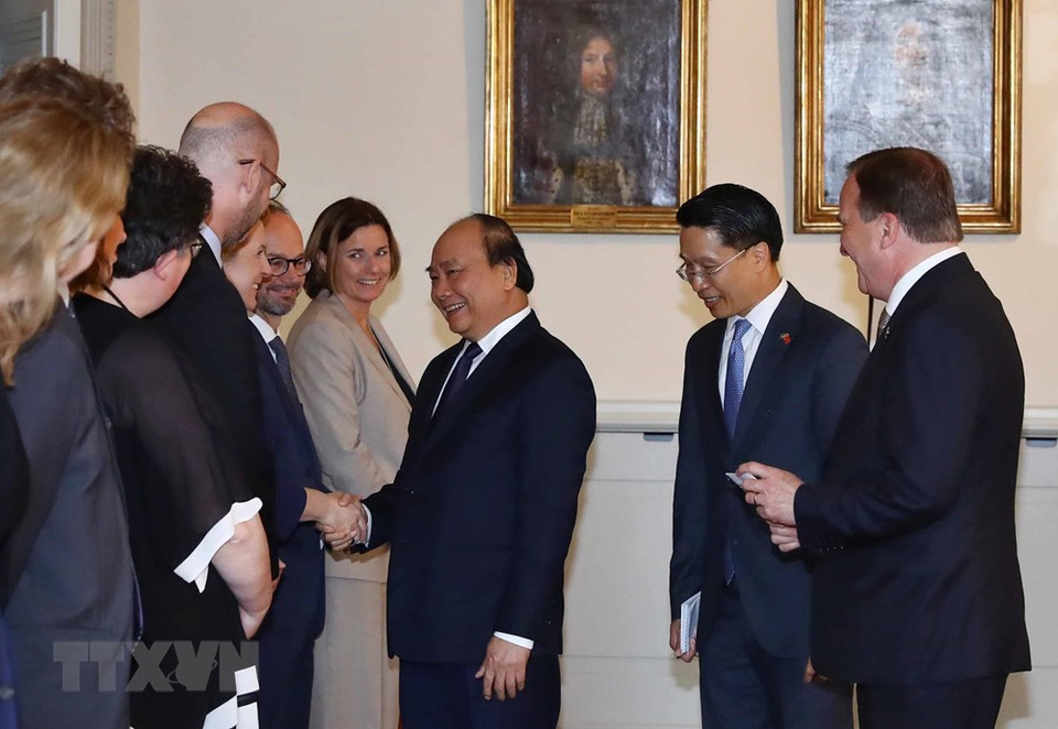 Premier Nguyen Xuan Phuc saluda a los funcionarios suecos en la ceremonia de bienvenida. (Foto: VNA)