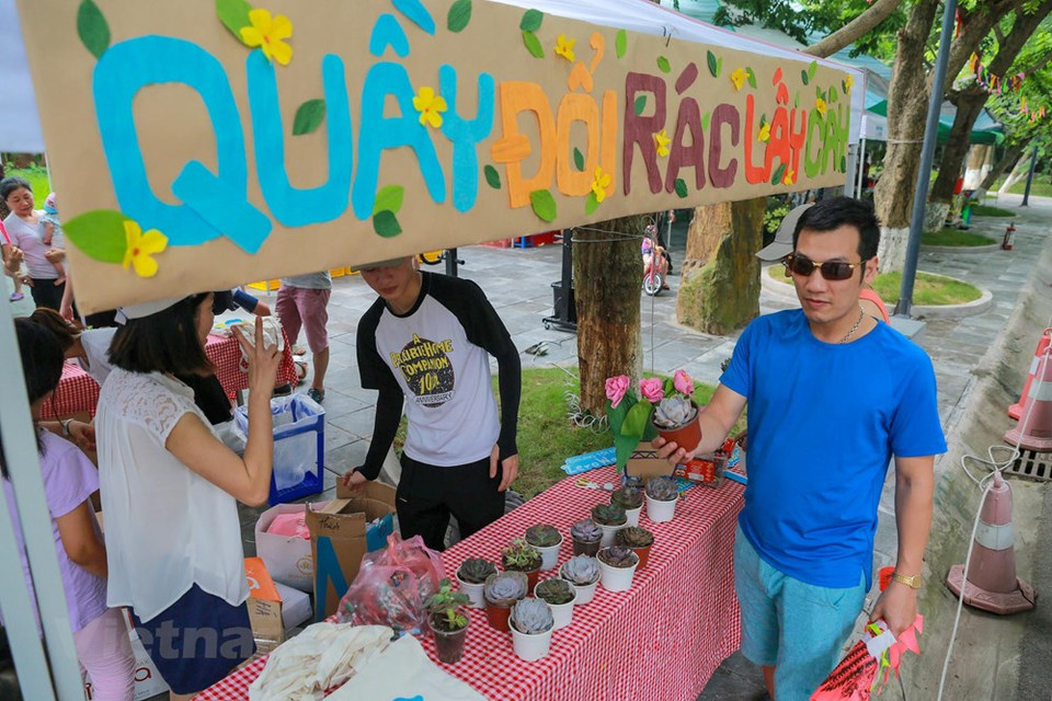El cambio de desechos plásticos por plantas. (Foto: VNA)