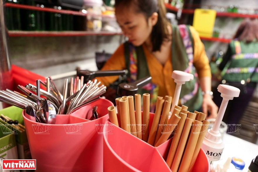 "Si sabe cómo explotar, todos los desechos pueden ser ingeniosos" es el mensaje que esta cafetería quiere enviar a todos, con cada pequeña acción, un paso hacia la protección del medio ambiente para toda la comunidad (Foto: VNA)