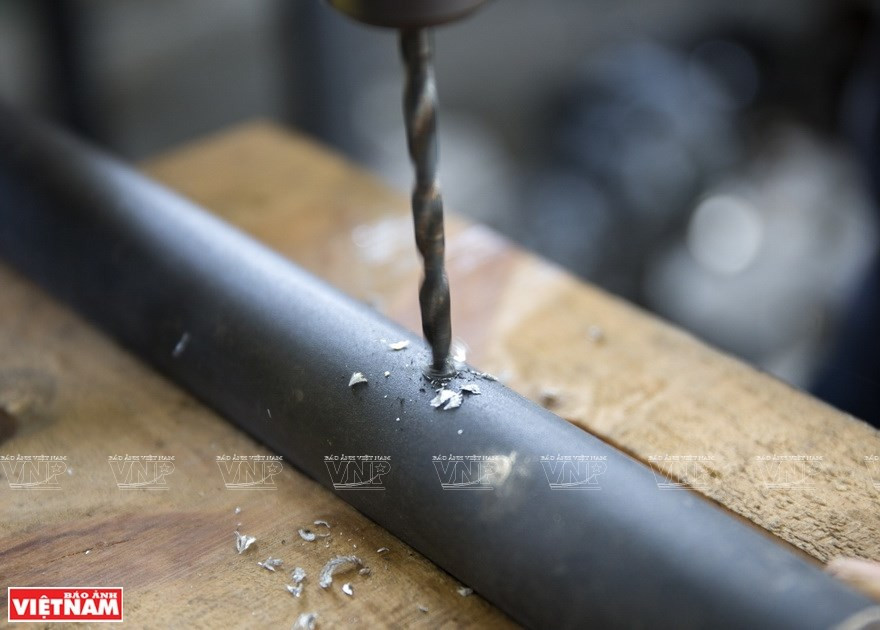 La fabricación de campañas de viento como un instrumento musical se hace a mano. (Foto: VNA)