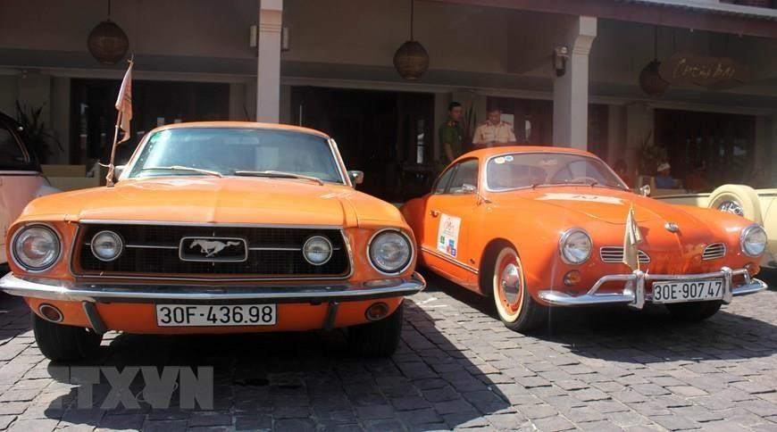 Desfile de autos clásicos en la antigua ciudad de Hoi An (Foto: VNA)