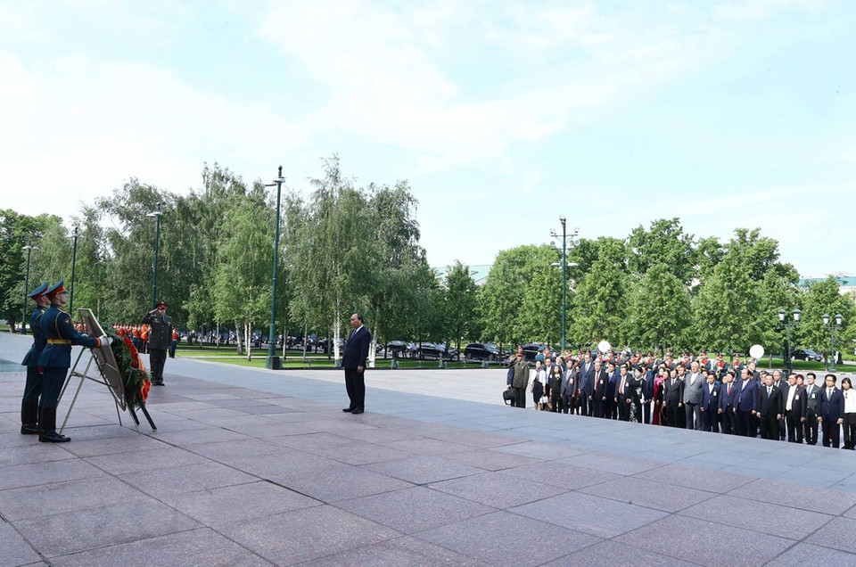 El primer ministro Nguyen Xuan Phuc y su comitiva visitan al Monumento del Soldados Desconocidos, dedicado a los mártires soviéticos caídos en la Gran Guerra Patria, frente al muro del Kremlin. (Foto: VNA)