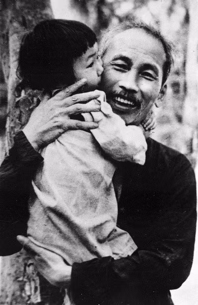 El presidente Ho Chi Minh con los niños en 1950. (Foto: VNA)