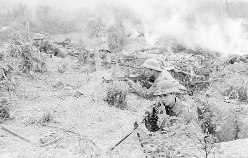 Soldados de la segunda Unidad de Infantería del primer Batallón en la provincia de Hoang Lien Son (Lao Cai, en la actualidad) fueron galardonados con la Medalla de Victoria de la tercera clase por méritos en las batallas en el pico 340, distrito Muong Khuong. (Fuente: VNA)