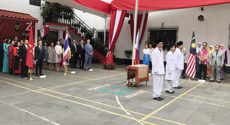Ceremonia de izamiento de la bandera de la ASEAN en México. (Foto: VNA)