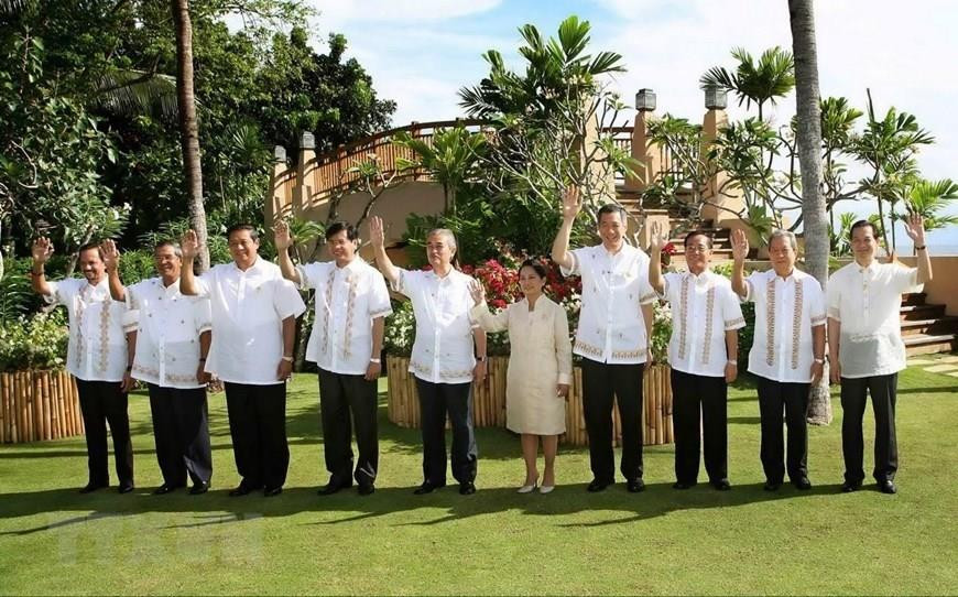 Primer Ministro, Nguyen Tan Dung, (primero, derecha) y jefes de delegaciones en la XII Cumbre de la ASEAN en Cebú, Filipinas, el 13 de enero de 2007. (Foto: VNA)