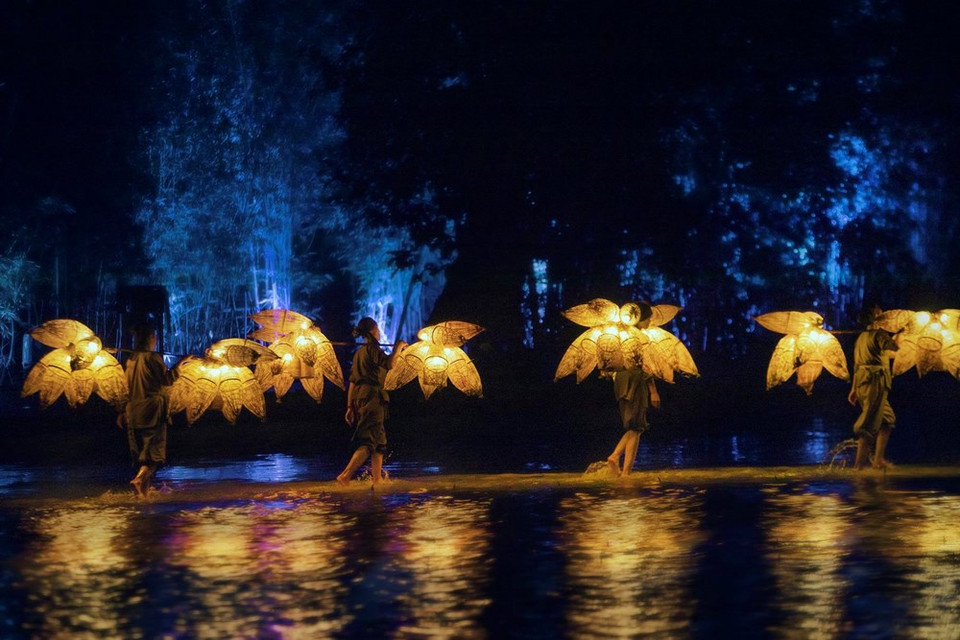 Sobre el escenario erigido por encima de un lago, el director Hoang Nhat Nam cuenta a los espectadores la historia sobre la naturaleza y la vida espiritual de esta milenaria nación, interpretada por una gran cantidad de actores amateur lugareños. (Fuente: CTV/VNA)