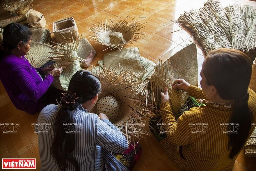 Las mujeres Khmer fabrican productos artesanales de juncia gris. (Foto: VNA)