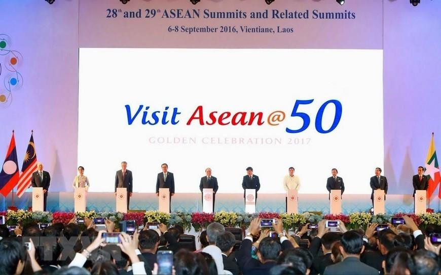 El primer ministro Nguyen Xuan Phuc y los jefes de las delegaciones de la ASEAN inauguraron la campaña de turismo de ASEAN en Vientiane, Laos, el 6 de septiembre de 2016. (Foto: VNA)