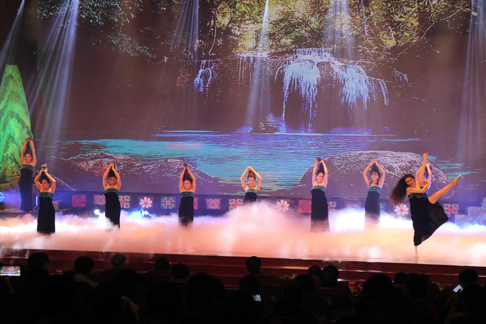 Entre las actividades que se celebran en el evento, se encuentran la recreación de fiestas y juegos populares, además de la interpretación de melodías con instrumentos típicos vietnamitas. (Fuente: VNA)