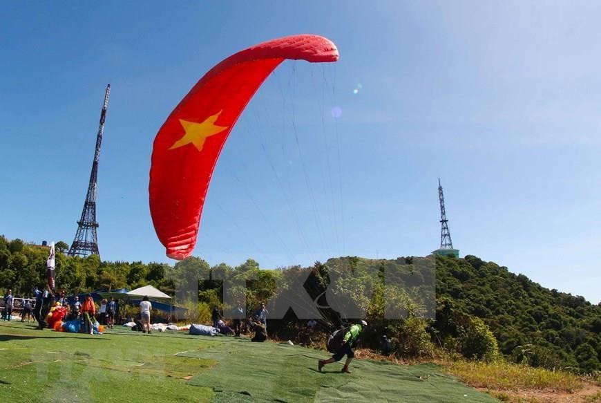 El Concurso Abierto de Parapentes celebró el 27 de julio en Da Nang. (Foto: VNA)