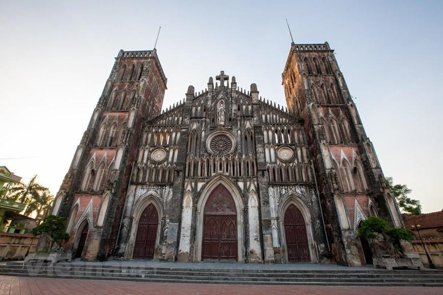 El complejo de la Basílica So Kien tiene un estilo gótico típico, que incluye la iglesia principal, la casa del obispo y el seminario (Foto: VNA)