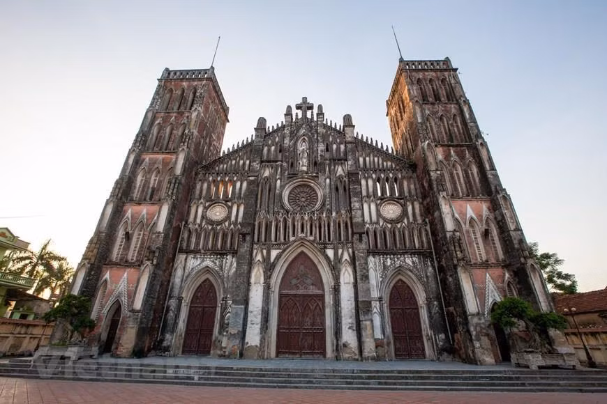 El complejo de la Basílica So Kien tiene un estilo gótico típico, que incluye la iglesia principal, la casa del obispo y el seminario (Foto: VNA)
