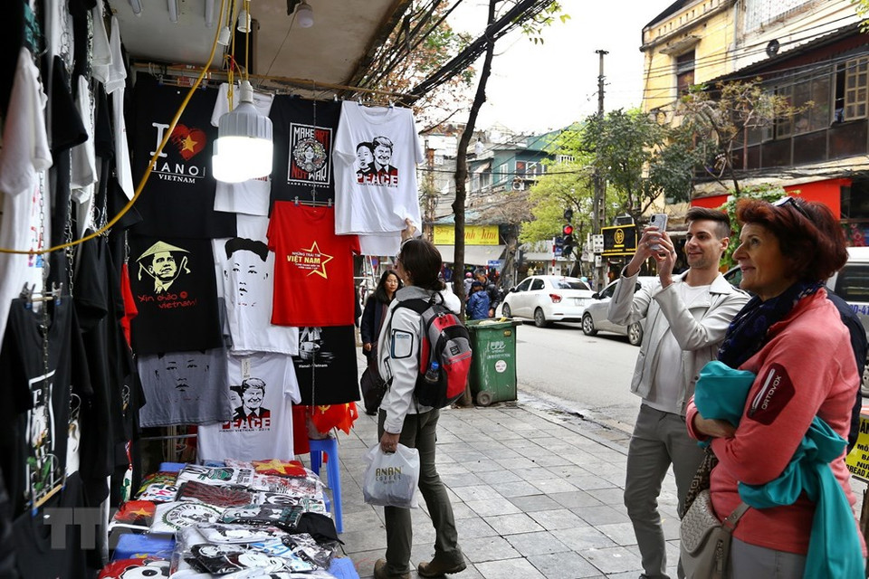 Los visitantes eligen la compra de camisetas con las imágenes del presidente estadounidense, Donald Trump, y el líder norcoreano, Kim Jong-un, en una tienda en la calle Hang Bong, en Hanoi. (Foto: VNA)