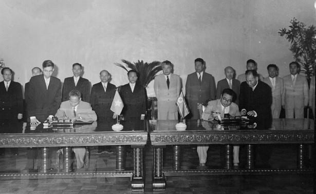 Los primeros ministros vietnamita Pham Van Dong y norcoreano Kim Il-sung firmaron una declaración conjunta en el marco de la visita oficial a la República Popular Democrática de Corea, el 21 de junio de 1961 en Pyongyang. (Fuente: VNA)