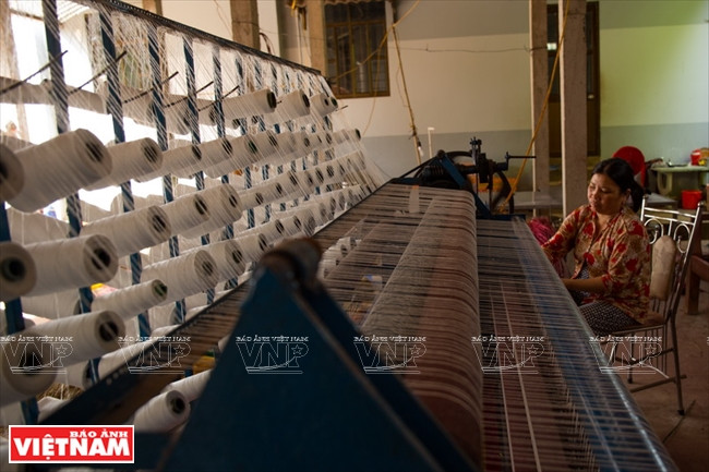 Uso de máquinas para la confección de esteras. Fuente: VNA