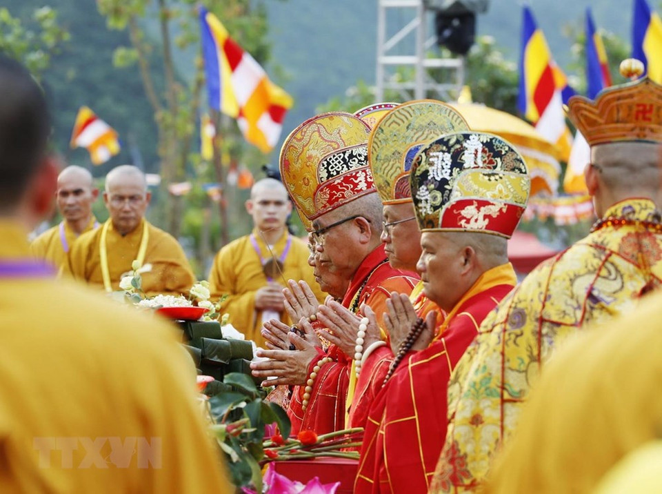 Bonzos superiores y monjes en la misa. (Fuente: VNA)