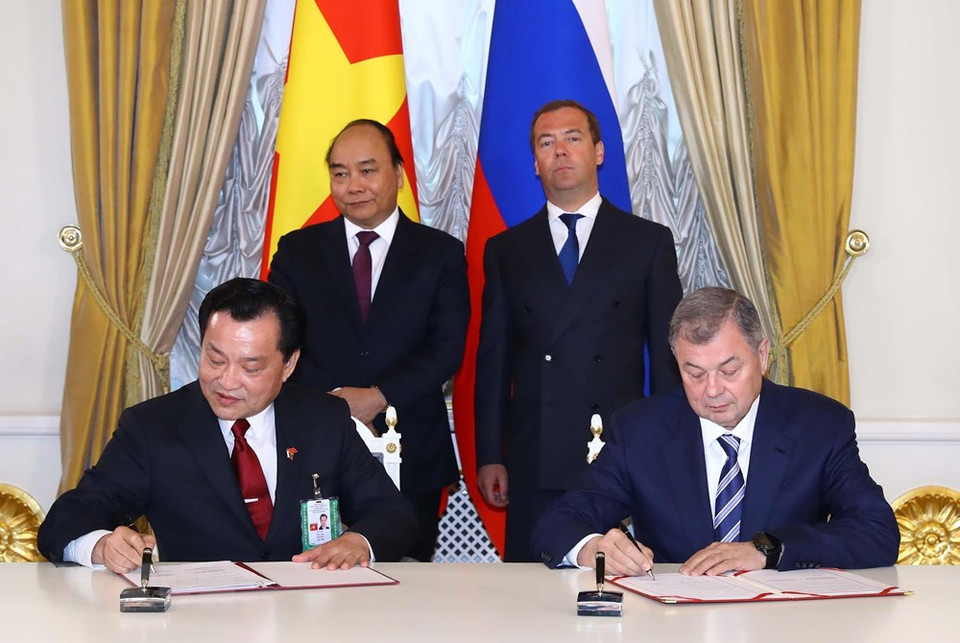 El primer ministro vietnamita, Nguyen Xuan Phuc, y su par ruso, Dmitri Medvedev, testimoniaron la firma de acuerdo de colaboración. (Fuente: VNA)