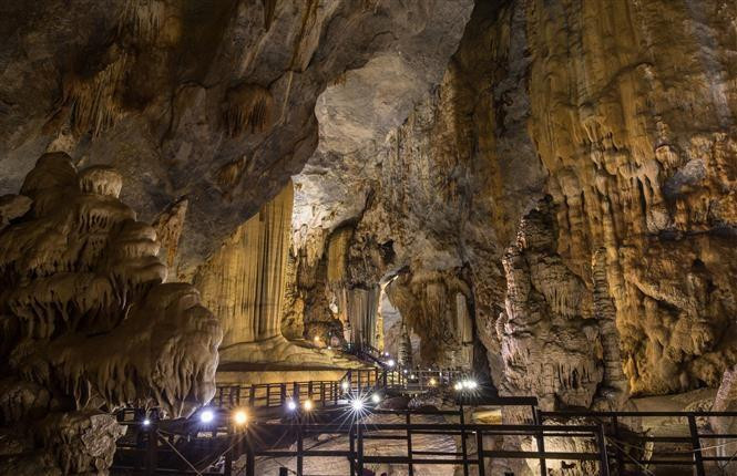 El reconocimiento, otorgado por el Consejo de Récords continental, se dio a conocer anoche durante la inauguración del Festival de Cuevas del territorio, que tiene como tema “Quang Binh: Misterios infinitos”. (Foto: VNA) 