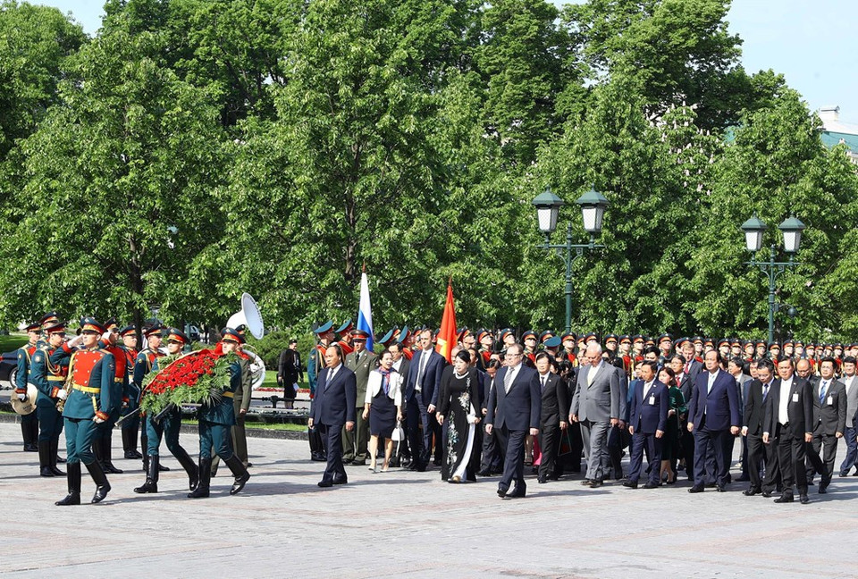 El primer ministro Nguyen Xuan Phuc y su comitiva visitan al Monumento del Soldados Desconocidos, dedicado a los mártires soviéticos caídos en la Gran Guerra Patria, frente al muro del Kremlin. (Foto: VNA)