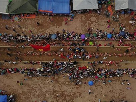 Mediante el juego de la soga, los pobladores oran por buen tiempo para la cosecha. (Fuente: VNA)