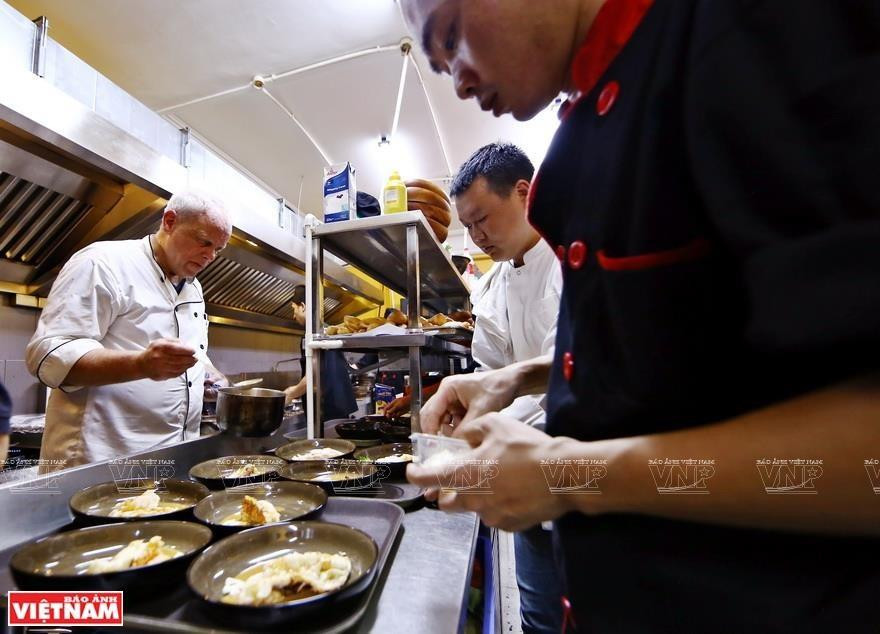 La diversidad de los materiales culinarios vietnamitas ha inspirado en gran medida a Burton-Race, quien cree que los materiales deciden la mitad del éxito de un plato (Foto: VNA)