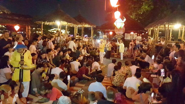 Autoridades de Hoi An organizan juegos populares para turistas.