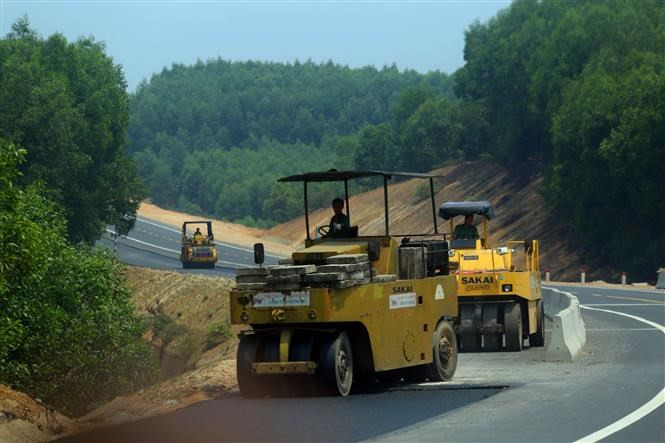 La construcción de la autopista La Son-Tuy Loan comenzó en diciembre de 2013, con una inversión total de unos 516 millones de dólares. (Foto: VNA)