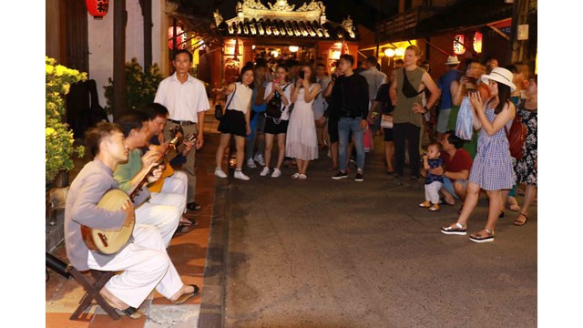Un grupo de música tradicional se presenta en la calle para los visitantes. 