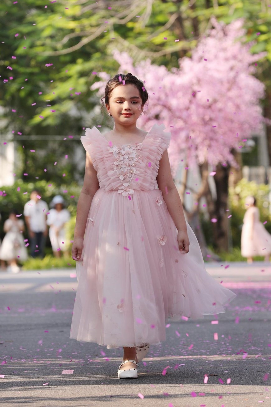 Inspirada por las hermosas flores en la primavera, la marca Amirabel inicia el espectáculo con impresionantes vestidos. (Foto: VNA)