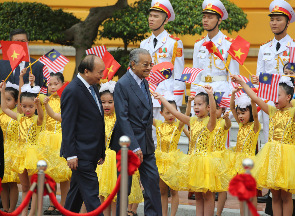 Primer ministro vietnamita, Nguyen Xuan Phuc, y su par malasio, Mahathir Mohamad, en la ceremonia de bienvenida en Hanoi (Fuente: VNA)