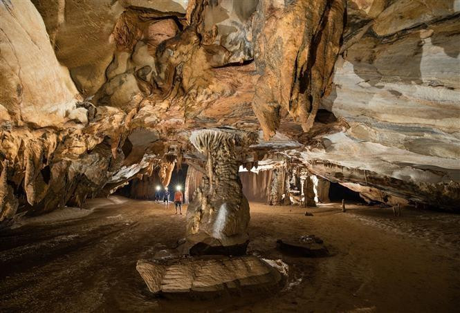 La misma guarda evidencias sobre la formación geológica de la corteza de la Tierra y posee un increíble sistema de cavernas y ríos subterráneos, incluida la cueva Son Doong – la gruta más grande del mundo. (Foto: VNA) 