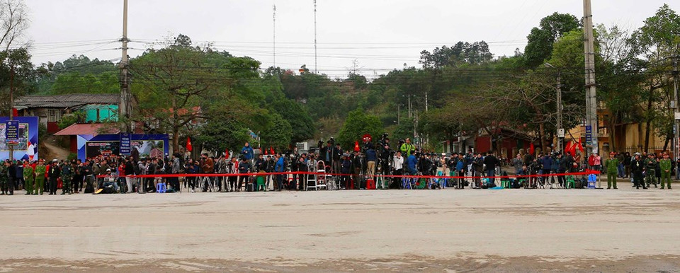 Los reporteros de las agencias de prensa nacionales e internacionales listos para cubrir la llegada del mandatario norcoreano, Kim Jong-un, en el terminal Dong Dang. (Foto: VNA)