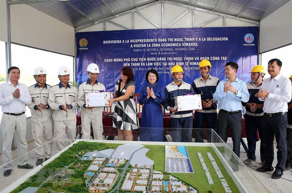 La vicepresidenta Dang Thi Ngoc Thinh se reúne con funcionarios y trabajadores vietnamitas que trabajan en la Zona Económica de Mariel. (Foto: Phuong Hoa / VNA)