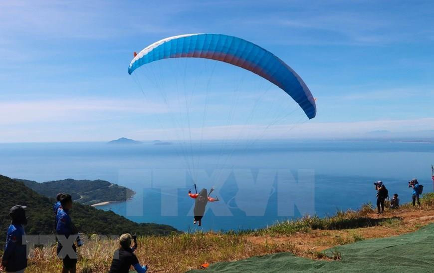 La cima de la montaña Son Tra se considera uno de los destinos de vuelo más bellos de Vietnam, por lo que la península de Son Tra es un lugar ideal para parapentes. (Foto: VNA)