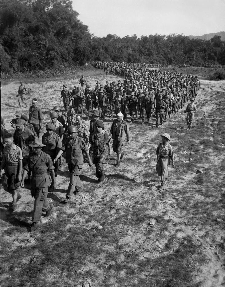 Soldados franceses se rindieron y fueron escoltados por combatientes vietnamitas. 