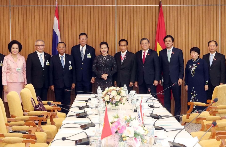 Presidenta legislativa de Vietnam, Nguyen Thi Kim Ngan, se reúne en Bangkok con el titular del Senado anfitrión, Pornpetch Wichitcholchai. (Fuente: VNA)