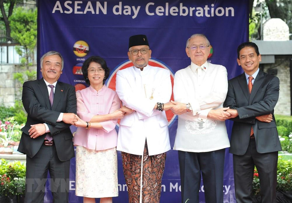 Embajadores de Malasia, Indonesia, Filipinas, Tailandia y Vietnam en la ceremonia (Foto: VNA)