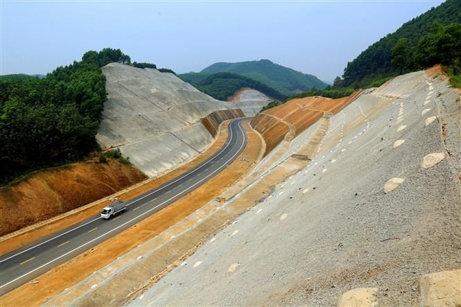 La autopista de 77 kilómetros se inicia en la ciudad de La Son, distrito de Phu Loc, provincia de Thua Thien-Hue, y termina en la intersección con la autopista Da Nang - Quang Ngai, en Tuy Loan, ciudad de Da Nang (Foto: VNA)