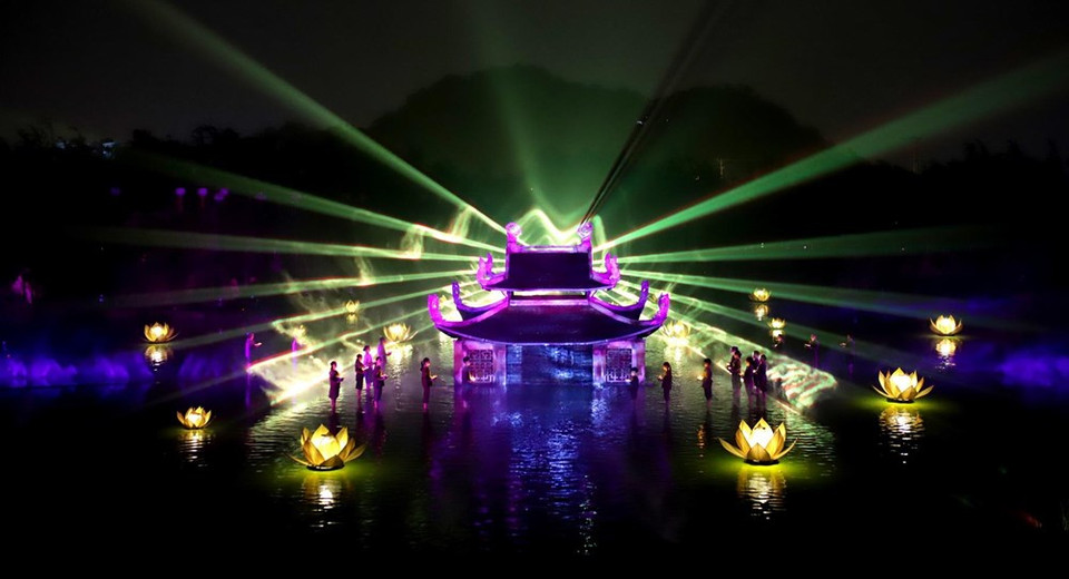 El programa, con una inversión de 34 millones de dólares, tiene lugar al aire libre, en medio de los hermosos paisajes alrededor de la montaña Thay, en el distrito suburbano de Quoc Oai, de Hanoi. (Fuente: CTV/VNA)