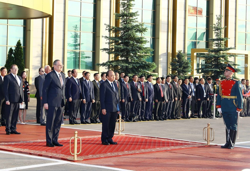 El premier Nguyen Xuan Phuc y el vicecanciller ruso Igor Morgulov en la ceremonia de despida. (Foto: VNA)