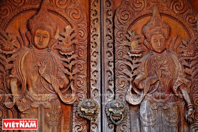 Puertas de madera con patrones de talla sofisticados de cuatro reyes celestiales. (Foto: VNA)