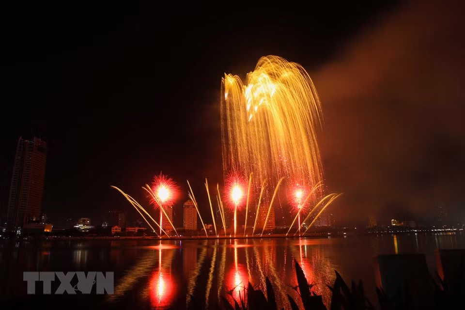 Fuegos artificiales del equipo ruso. (Foto: VNA)