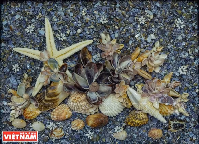 Tran Thi Ngoc Hieu, quien vive en la provincia central de Dong Nai, crea pinturas de las conchas. (Foto: VNA)