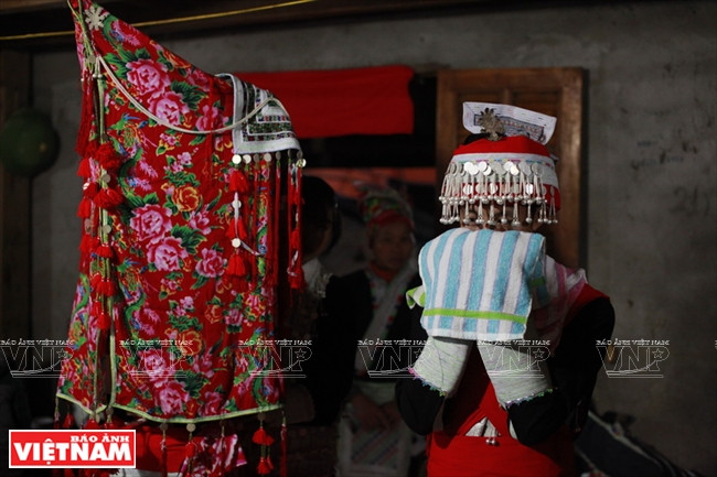 La recepción de la novia se efectúa a la primera hora de la mañana, a la hora fijada por el hechicero. (Fuente: VNA)