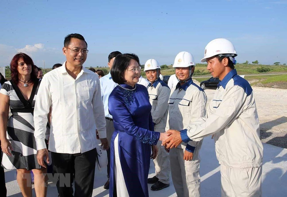 La vicepresidenta Dang Thi Ngoc Thinh se reúne con funcionarios y trabajadores vietnamitas que trabajan en la Zona Económica de Mariel. (Foto: Phuong Hoa / VNA)