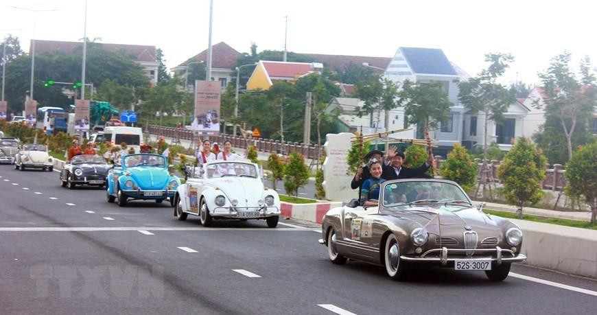 En la tarde del 7 de septiembre, el programa “Instrumentos musicales étnicos y autos clásicos - viaje patrimonial” se llevó a cabo en la ciudad antigua de Hoi An, provincia central de Quang Nam, para celebrar el 20 aniversario del reconocimiento de la UNESCO de Hoi An y My Son como patrimonio mundial de la humanidad. ( Foto: VNA)