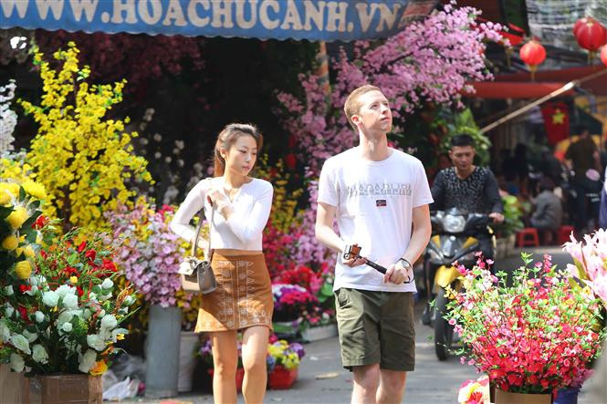 Turistas extranjeros visitan el Mercado de flores Hang Luoc. (Fuente: VNA)